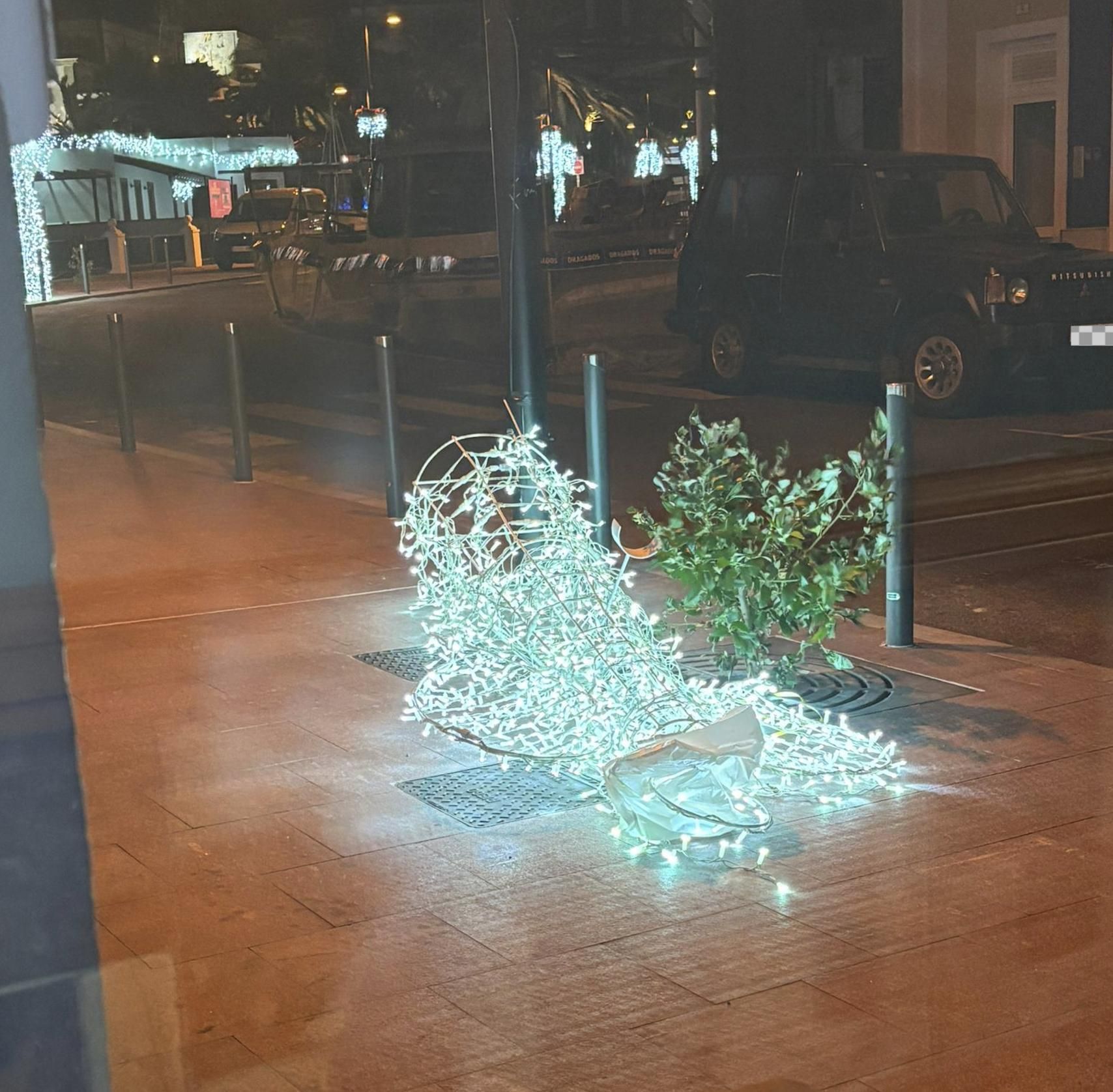 Alumbrado navideño afectado por el viento en Los Llanos de Aridane.