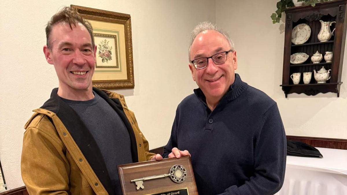 Marcelo Blanco y el récord guinness a mayor colección de pinballs con 1.042, Robert Berk, quien le hace entrega de la "Llave de la ciudad de Girard". El argentino es muy querido y respetado por su aporte en el conocimiento de la restauración de flippers.