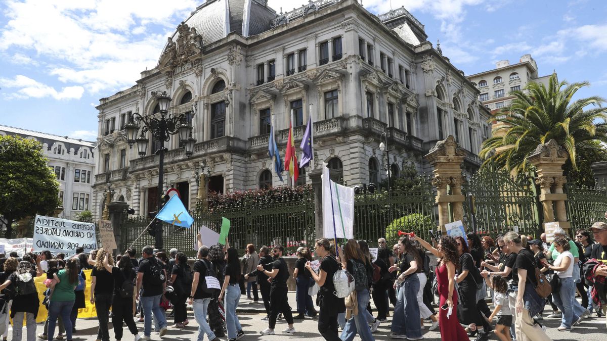 Los docentes van llegando a la sede del parlamento regional, en Oviedo. 