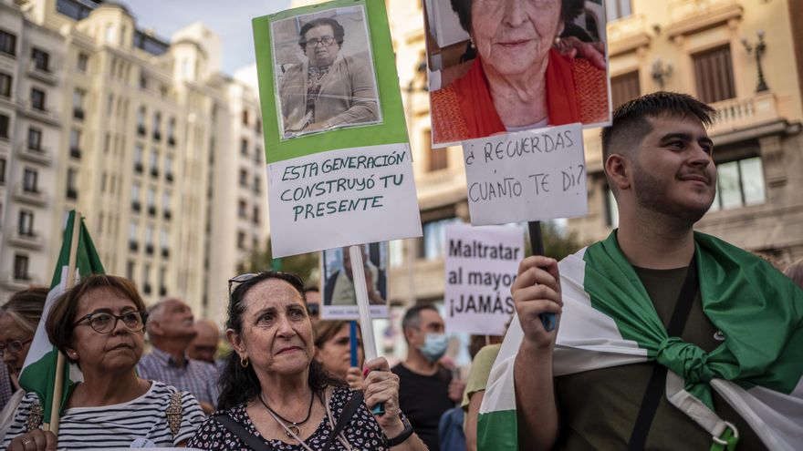 "Esta generación construyó tu presente", se lee en la pancarta que lleva esta mujer