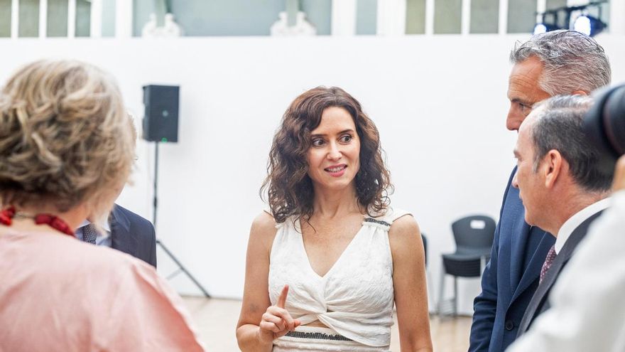 La presidenta de la Comunidad de Madrid, Isabel Díaz Ayuso (c), tras el acto de entrega de las ‘Palomas de Bronce de Bomberos de Madrid 2026’, en el Centro Cultural Casa del Reloj, a 15 de agosto de 2026, en Madrid (España). Coincidiendo con la festividad