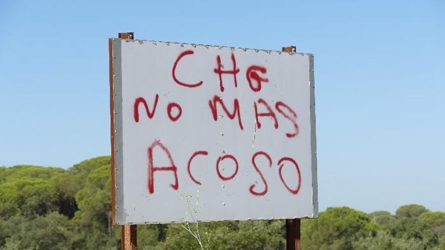 Pintada contra la CHG en agosto pasado junto a la carretera que une los municipios onubenses de Lucena del Puerto y Rociana del Condado.