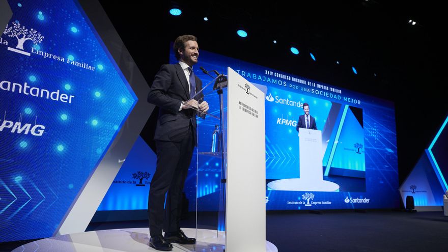 El líder del Partido Popular, Pablo Casado, interviene durante la apertura del XXIV Congreso Nacional de la Empresa Familiar en el Palacio de Congresos y Auditorio Baluarte, a 25 de octubre de 2021, en Pamplona, Navarra, (España).