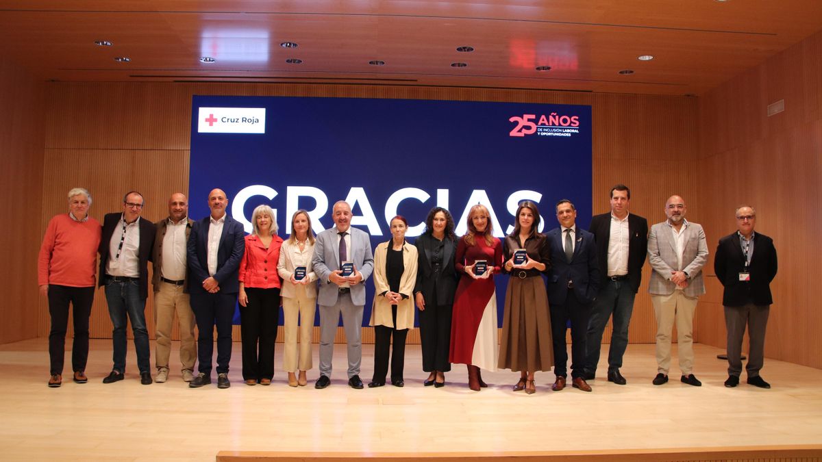 Foto de familia de los premios de Cruz Roja.