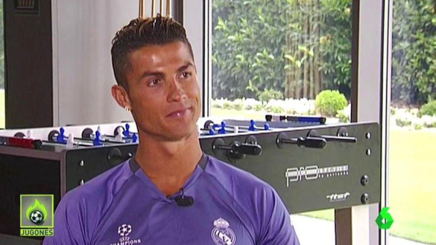 Cristiano Ronaldo atiende a Josep Pedrerol para 'Jugones'