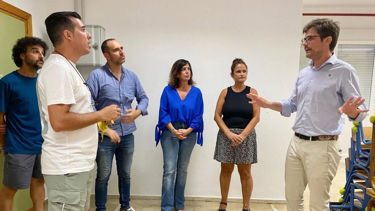 Diego Copé (dcha.), durante su visita a Palma del Río.