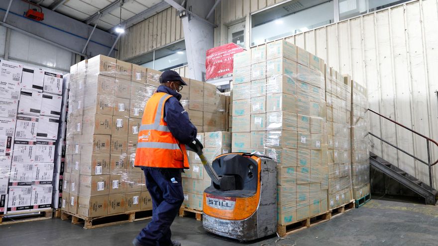 El Gobierno de Aragón recibió ayer 7 toneladas de material sanitario, en una partida de 1.500.000 guantes.