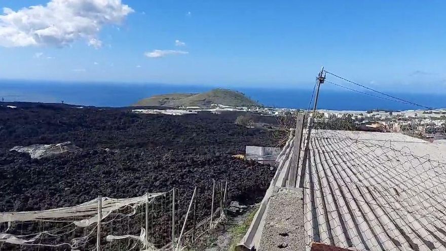 El Pevolca recomienda no aproximarse a las coladas de lava por "el grave riesgo" de exponerse a los gases del volcán