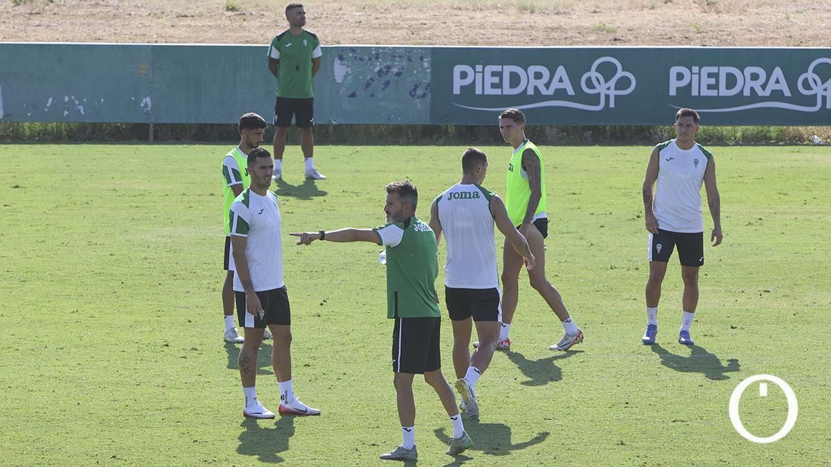 Iván Ania dirigiendo el entrenamiento del Córdoba CF