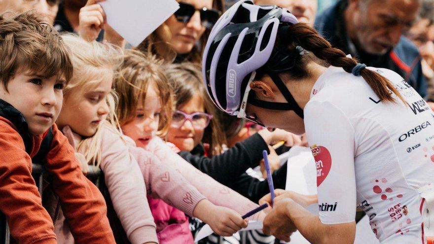 Tras el fútbol, el ciclismo: el interés por La Vuelta femenina se dispara mientras las corredoras luchan por sus derechos