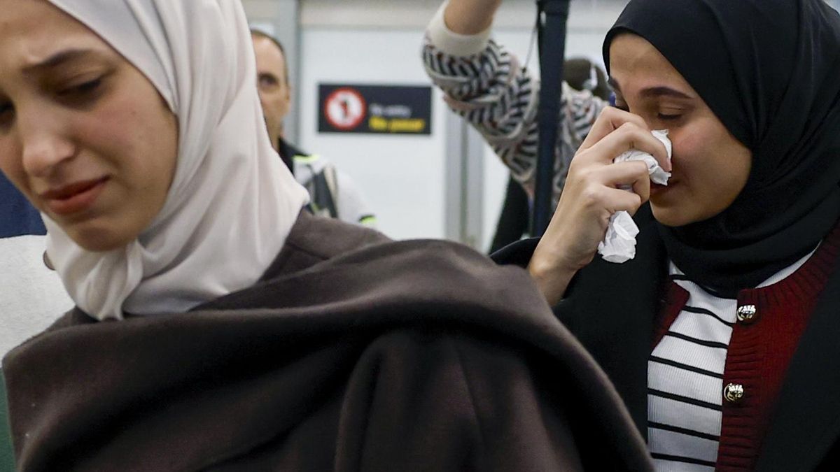 Dos de las estudiantes, a su llegada a Barajas.