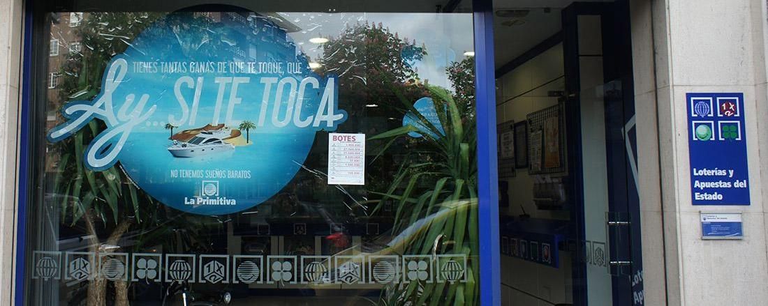 Una imagen de archivo del escaparate de la Administración número 20 de León, Santa Rita.