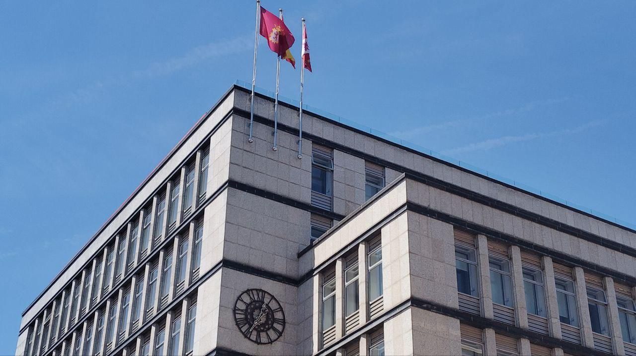 El reloj del Ayuntamiento de León, congelado a la hora del apagón nacional