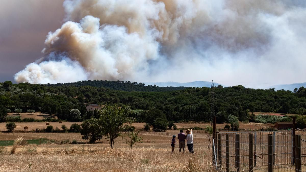 El incendio de Girona supera las 2.000 hectáreas y seguirán los confinamientos por la noche en la Costa Brava
