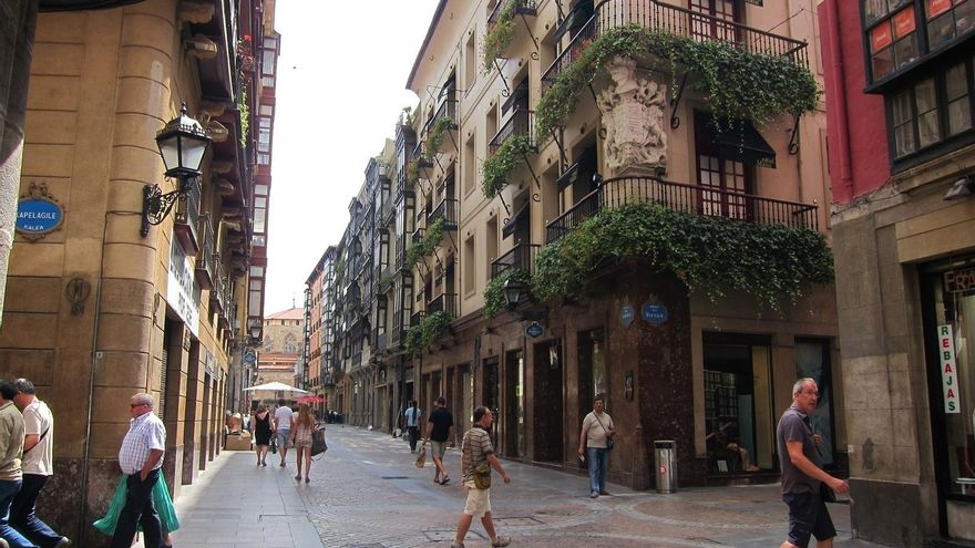Bilbao pone trabas a los pisos turísticos: les aplicará el recargo del IBI que impone a las viviendas vacías, del 25%