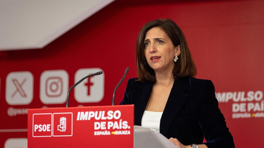 La portavoz del PSOE, Esther Peña, en una rueda de prensa en Ferraz.