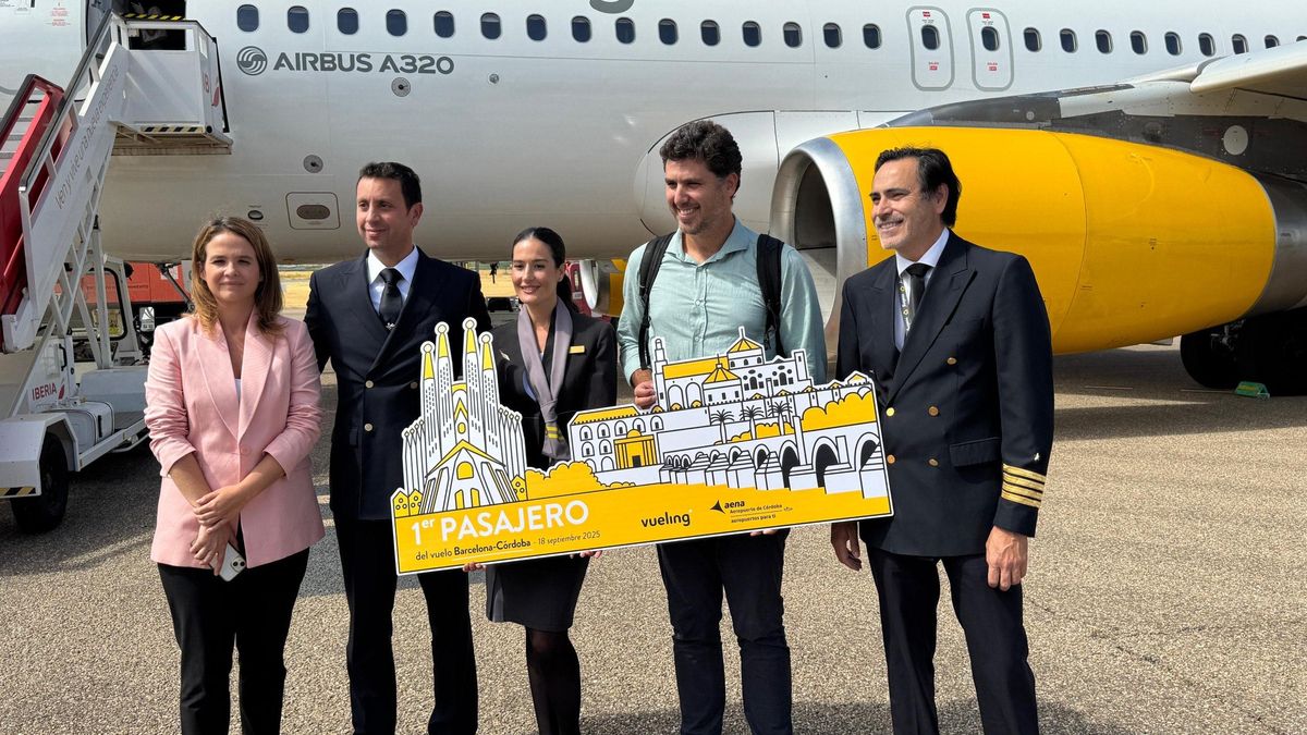 Llegada del primer vuelo de Vueling Barcelona-Córdoba.