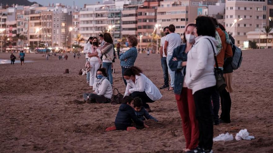 Duelo en la playa de Las Canteras para recordar a la niña de Mali