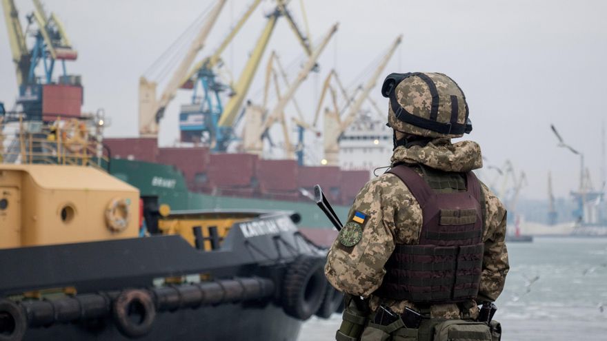 Imagen de archivo de un soldado ucraniano de guardia en el puerto de Azov, en Mariúpol. EFE/ Sergey Vaganov
