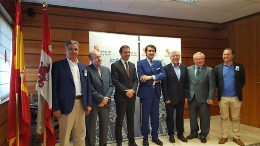 Momento de la reunión de ayer entre miembros de la Asociación y el consejero leonés de Fomento en la Junta.