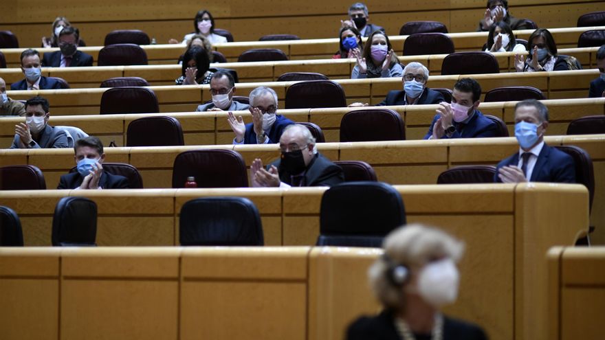 La bancada socialista aplaude durante la intervención de la ministra de Hacienda y portavoz del Gobierno durante una sesión plenaria en el Senado, en Madrid (España), a 14 de diciembre de 2020.