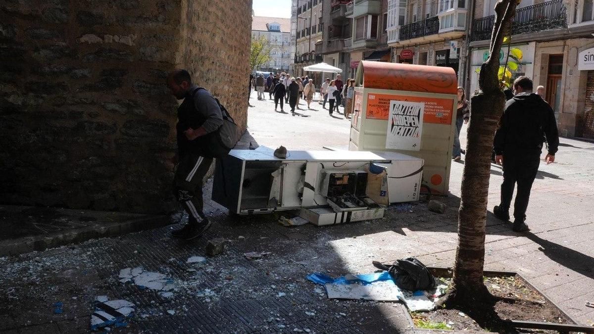 Una cabina telefónica, derribada por los enfrentamientos