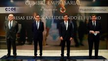 Arriba, José Bogas (Endesa), Antonio Garamendi (CEOE), Carlos Torres Vila (BBVA) y José Ignacio Goirigolzarri (Bankia). Abajo, cola de reparto de alimento.
