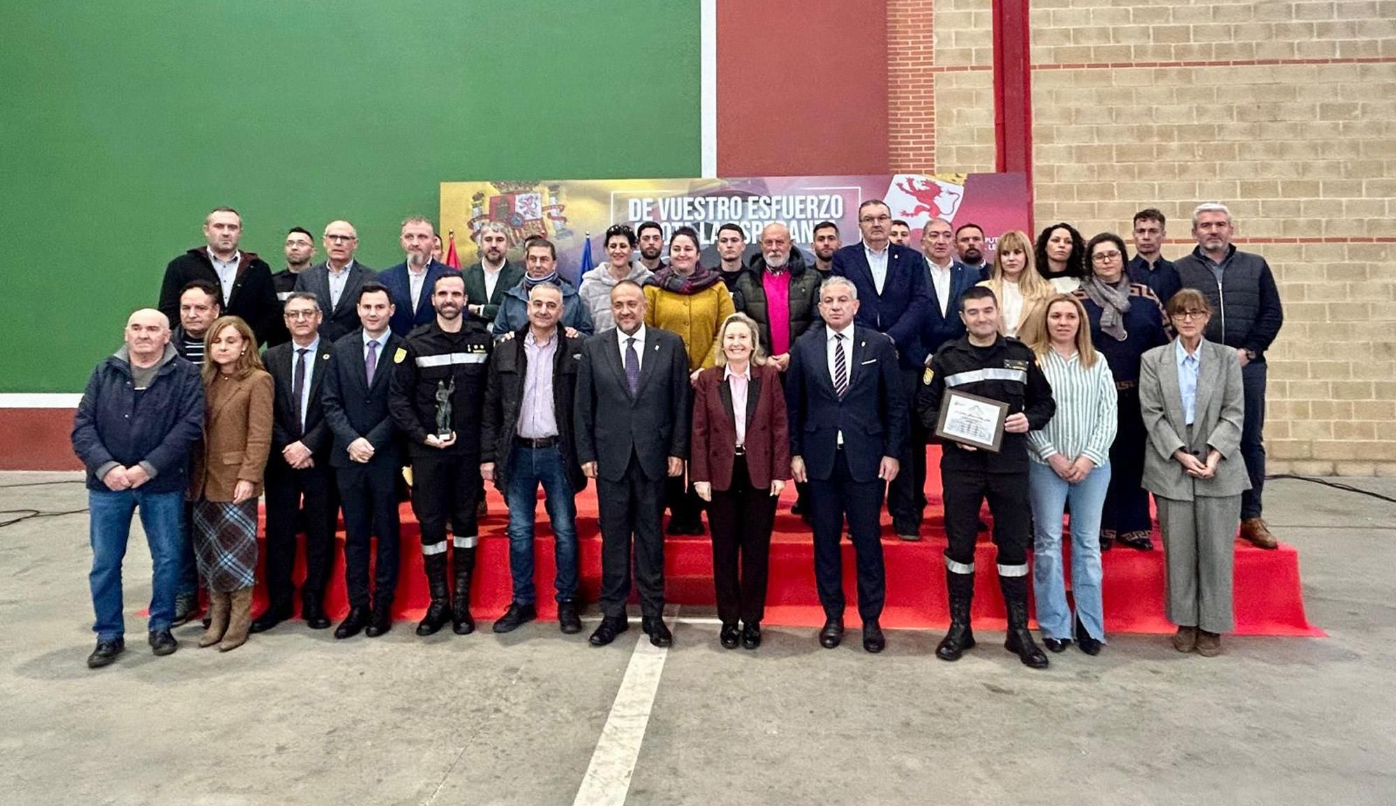 Foto de familia en Castrocalbón durante el homenaje a la Unidad Militar de Emergencias.