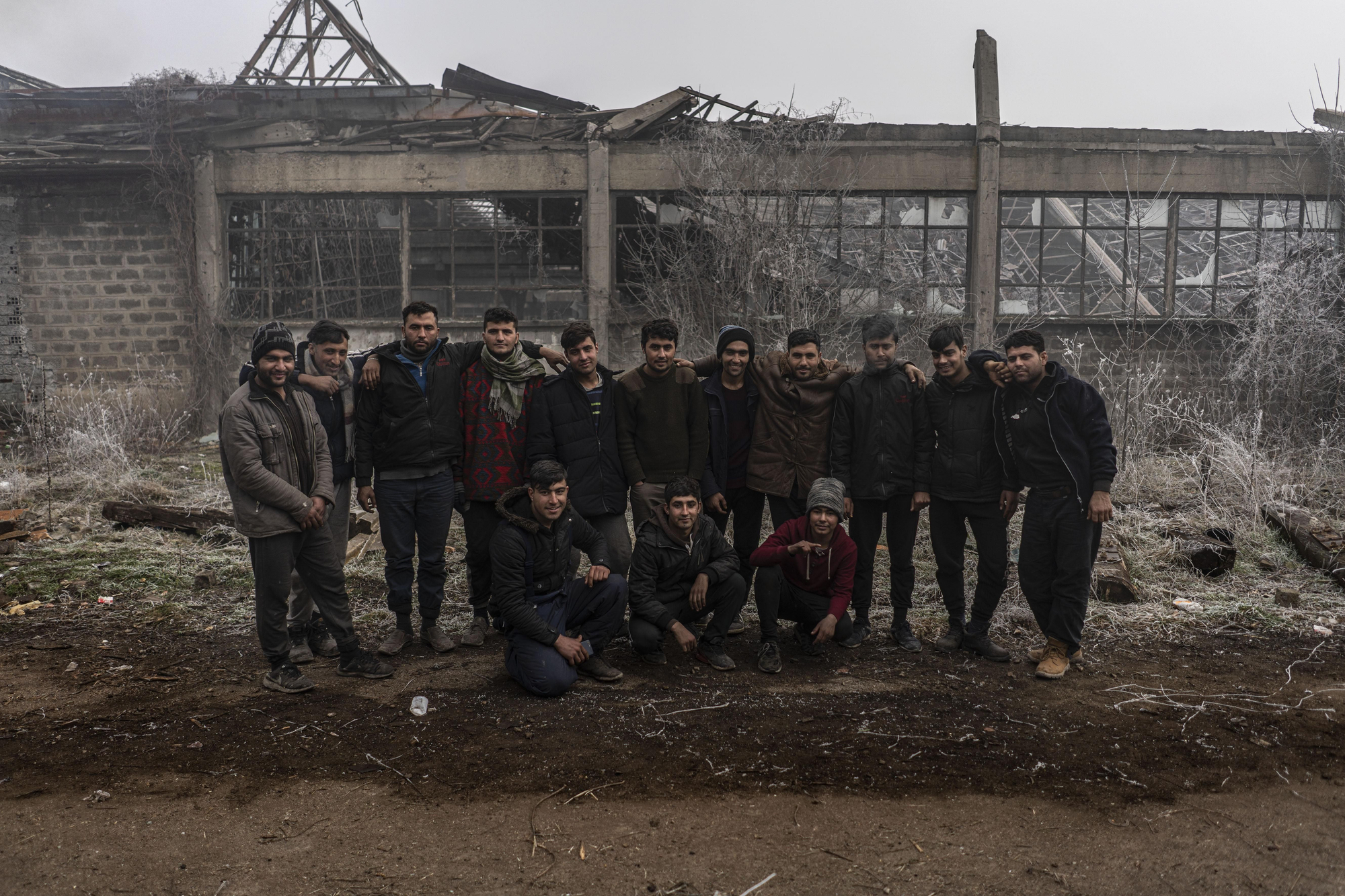 La mayor parte de este grupo de afganos no se conocían antes de vivir juntos en una vieja fábrica. Juntos sobreviven el día a día en la ciudad Bosnia de Bihac