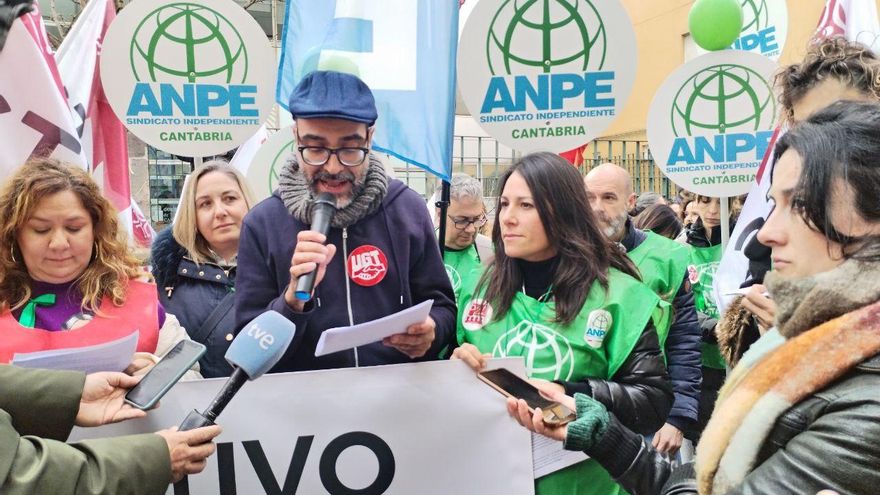 Dos millares de docentes se concentran ante el Gobierno de Cantabria para exigir una propuesta "digna" a su adecuación