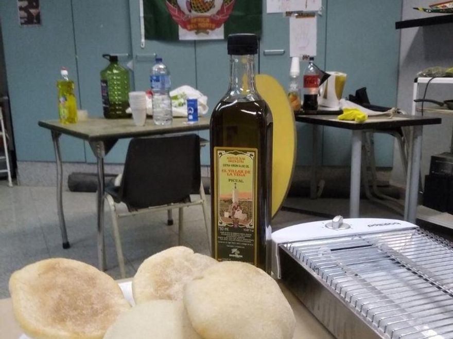 Molletes, aceite de oliva y una tostadora, los preparativos del desayuno andaluz que les sirvió para reunirse en febrero.