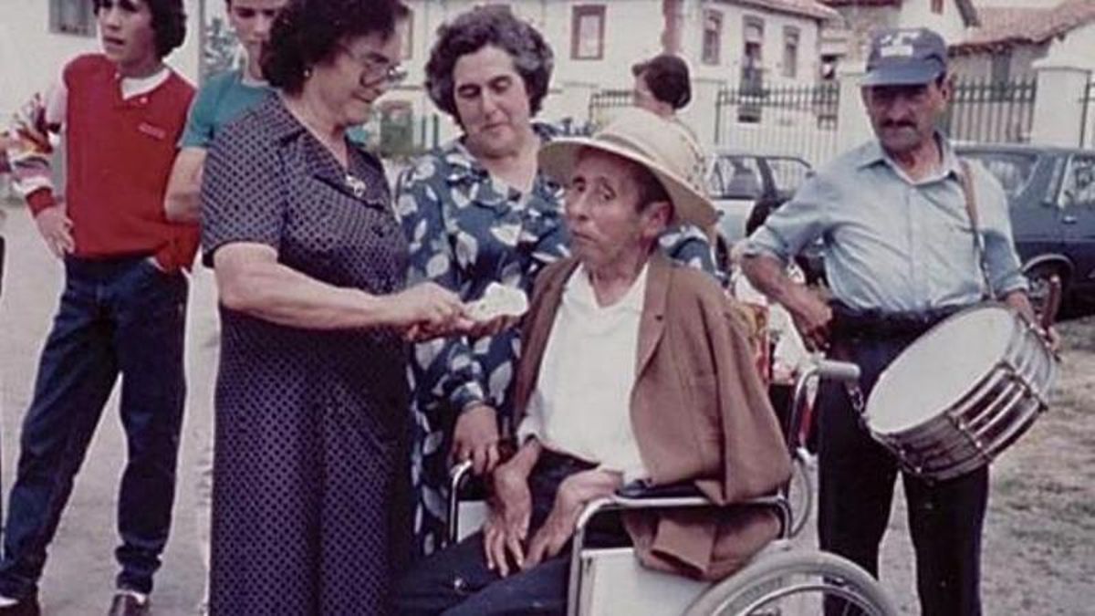 Eufemiano Díez González, 'el topo de La Mata' de Curueño, en silla de ruedas unos años antes de su muerte.