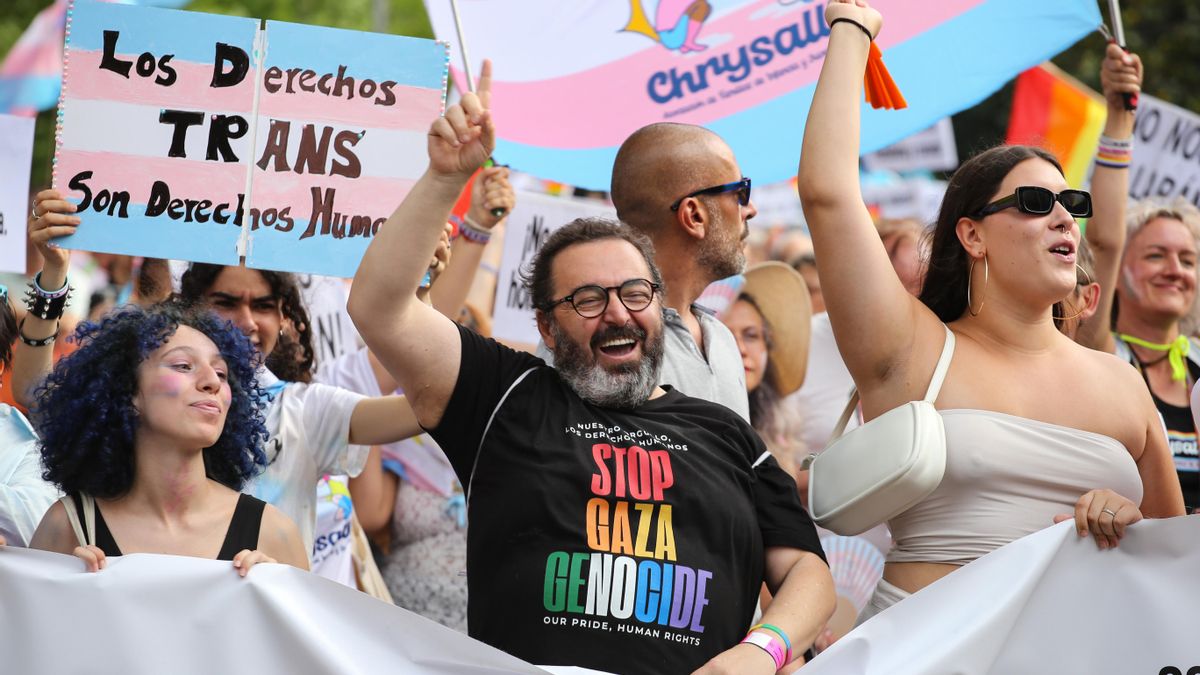 Un grupo de personas con pancartas por los derechos trans