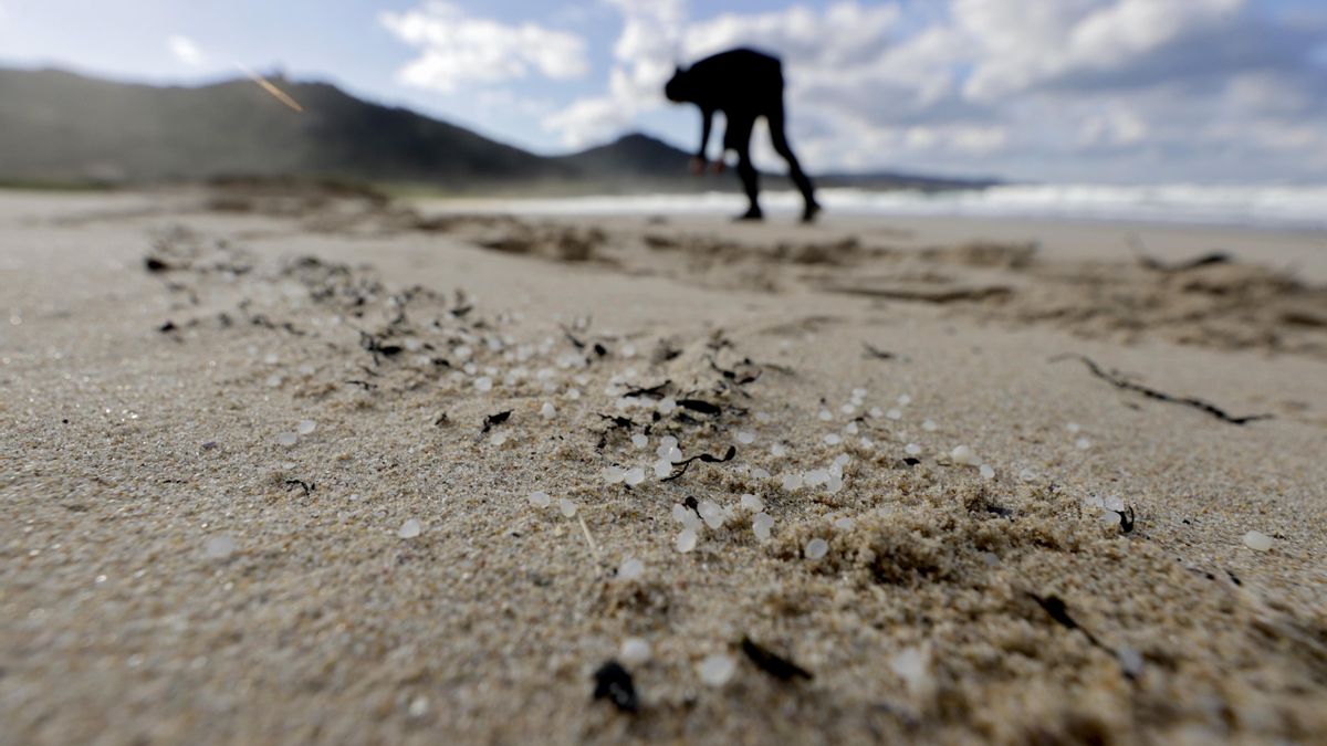 Archivada la causa judicial por el vertido de pellets que afectó a Galicia y la costa cantábrica hace dos años