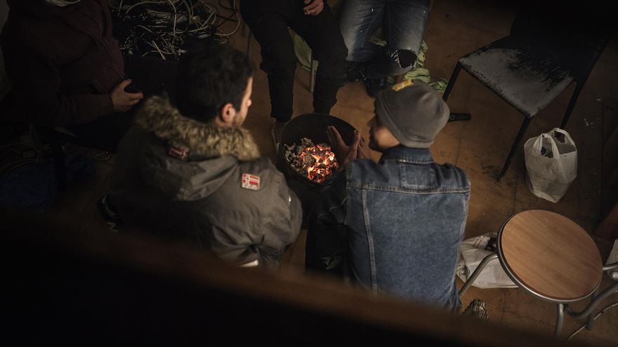 Malvivir en una nave industrial: "Dormimos rodeados de ratas"