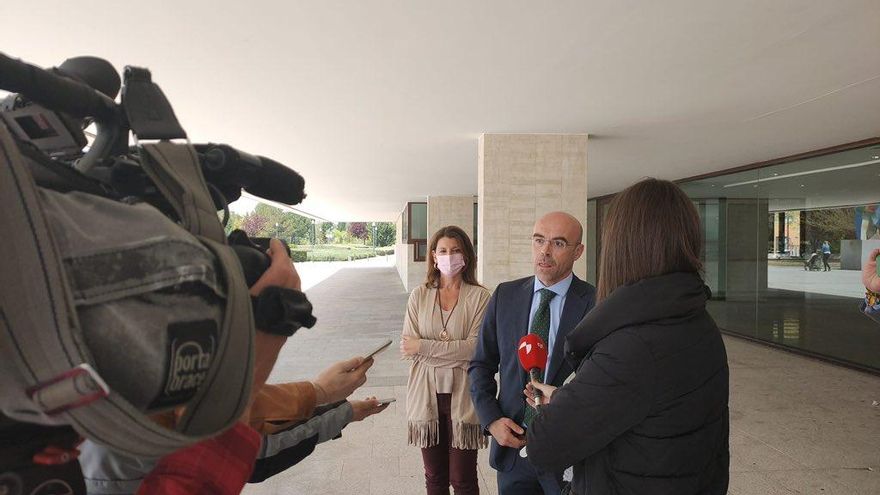 Buxadé junto a la única procuradora de Vox en Castilla y León, Fátima Pinacho.