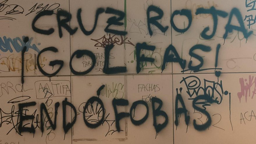 Atacan con pintadas xenófobas la sede y los vehículos de Cruz Roja en Ferrol