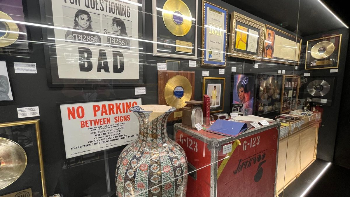 Algunos objetos como el cartel de "no aparcar" del día de la muerte de Michael Jackson en Neverland y varios de sus discos de oro.