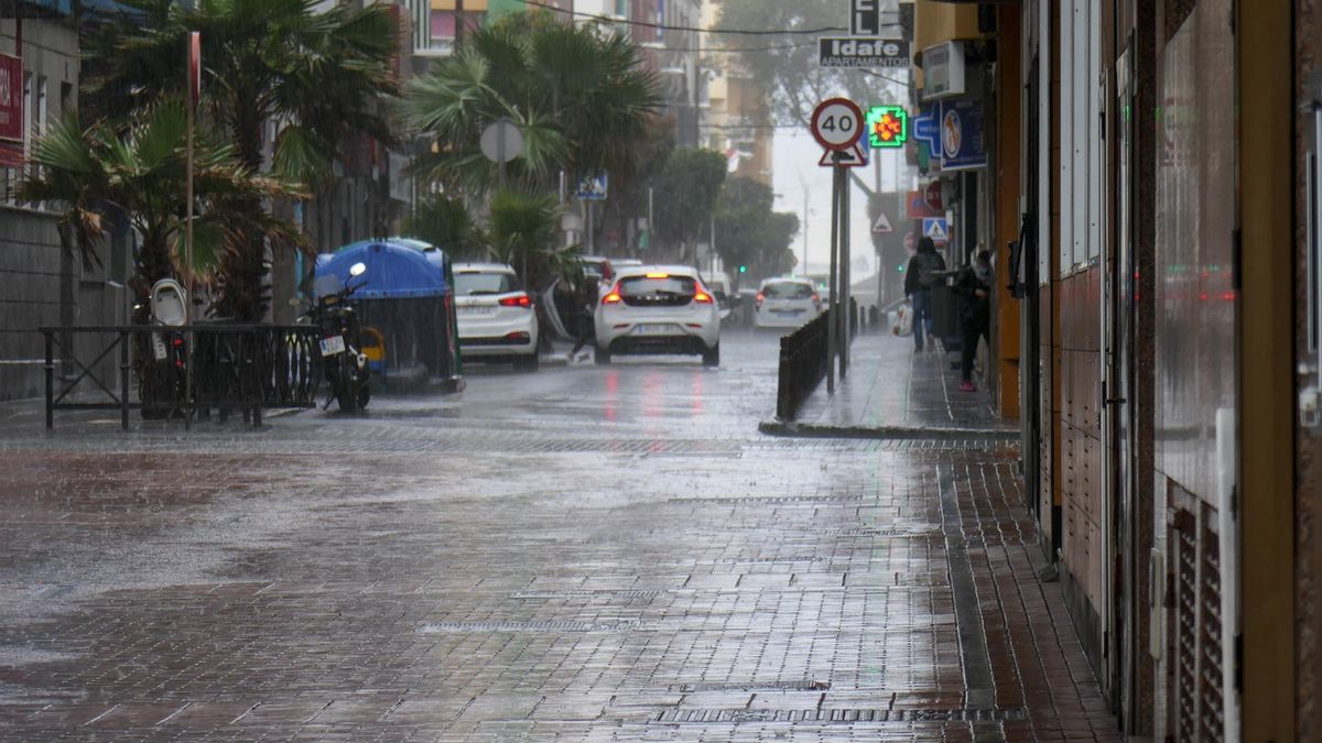 Jornada de lluvia en una céntrica calle de Las Palmas de Gran Canaria, en una imagen de archivo.