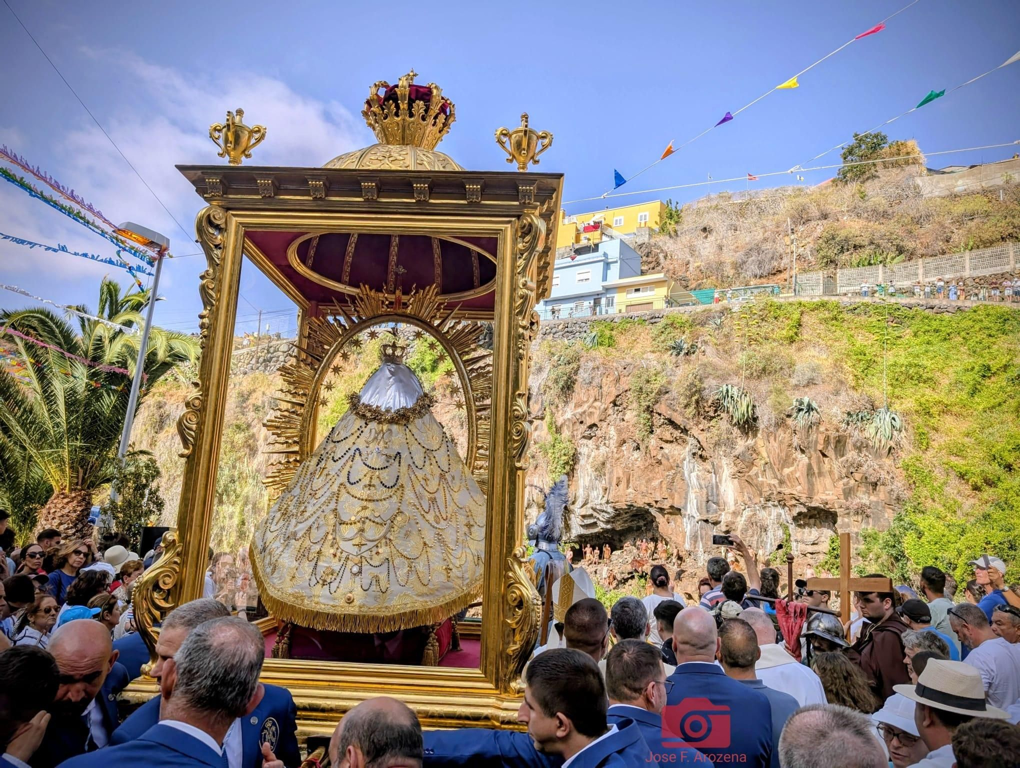 Representación del encuentro entre los castellanos y los awaras, antiguos habitantes de La Palma, y el hallazgo de la imagen de la Virgen en una cueva.