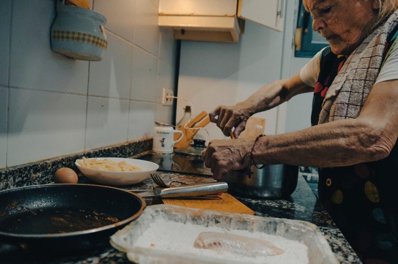 Tania Navarro, en la cocina de su casa en Barcelona