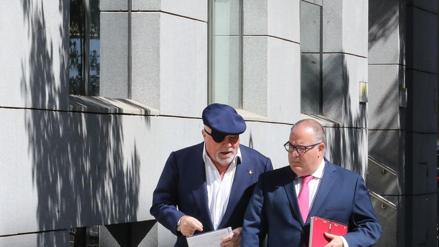 El excomisario de la Policía, José Manuel Villarejo, llega junto al abogado, Antonio José García Cabrera, a la Audiencia Nacional, a 1 de septiembre de 2022, en Madrid (España). La Sección Cuarta de la Sala de lo Penal de la Audiencia Nacional, que juzga