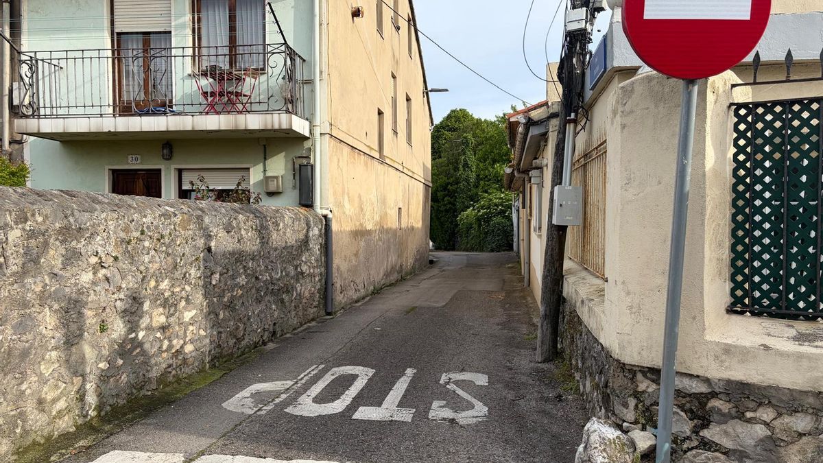 Calle del barrio de Monte, entre fincas y nuevas urbanizaciones.