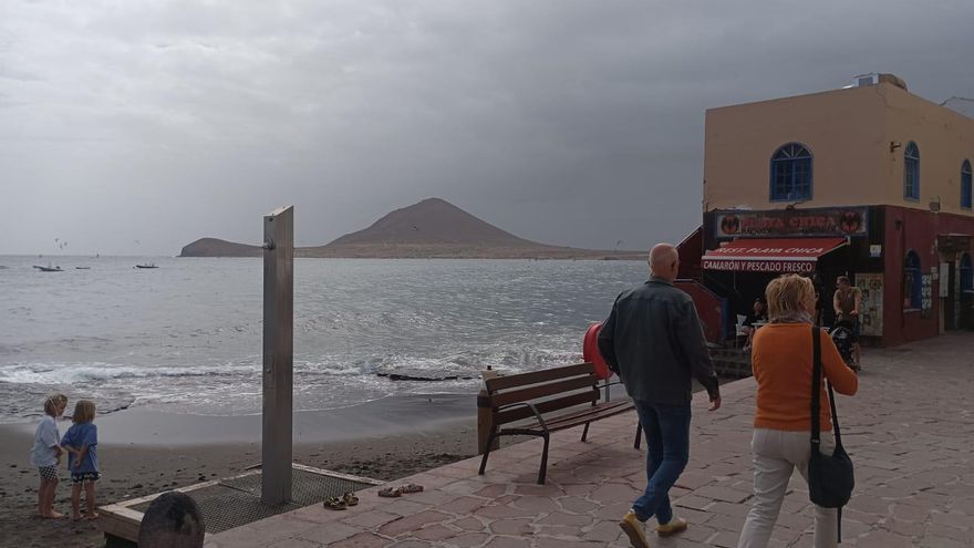 Turistas pasean por la playa de El Médano, en Granadilla de Abona