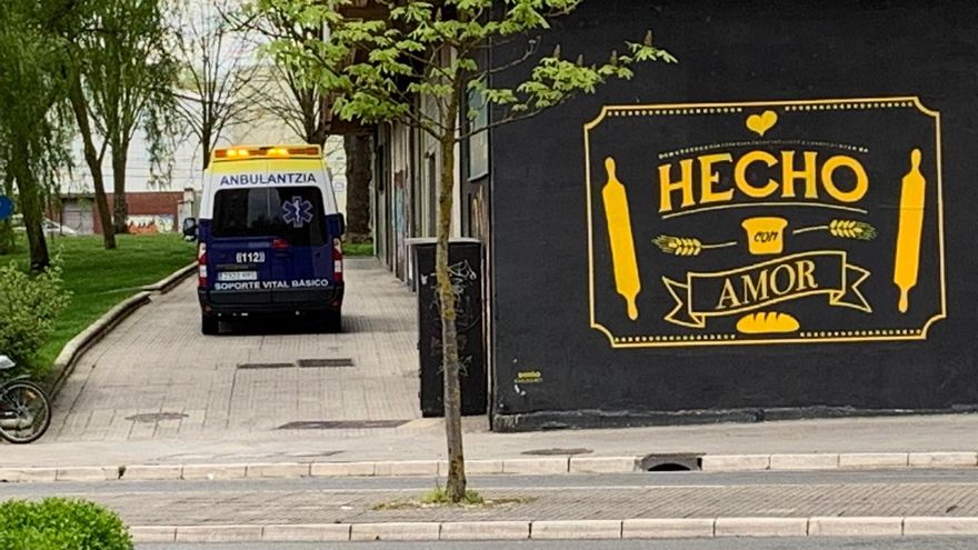 Una ambulancia, en la calle Florida de Vitoria.jpg
