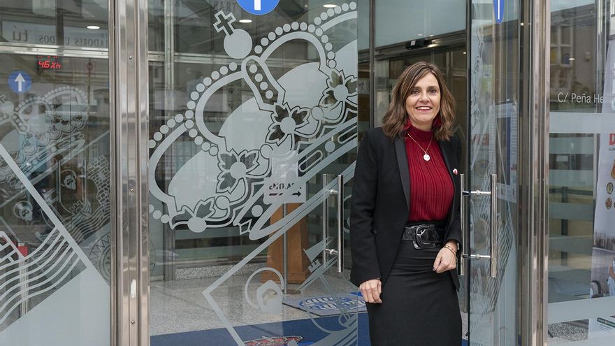 La consejera Paula Fernández, en la puerta de la sede del Gobierno de Cantabria en Peña Herbosa.