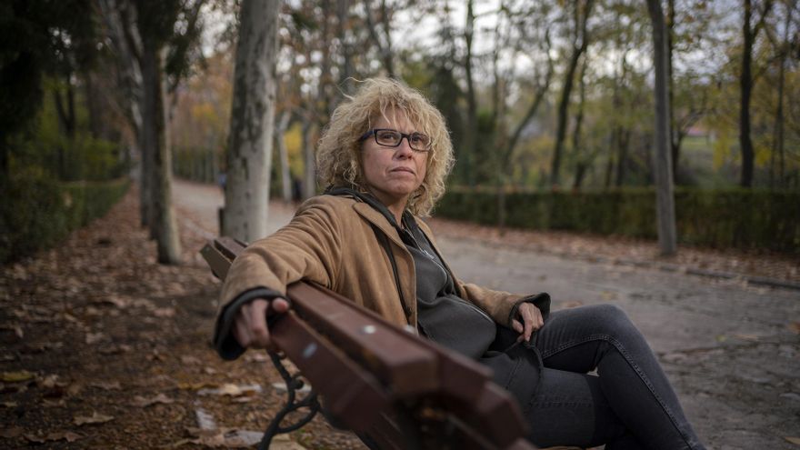La autora sentada en un banco en Madrid.
