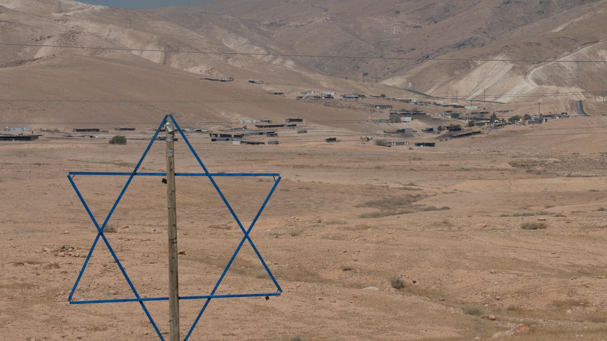 Estrella de David o Escudo de David en Cisjordania ocupada y de fondo comunidades beduinas del Valle del Jordán