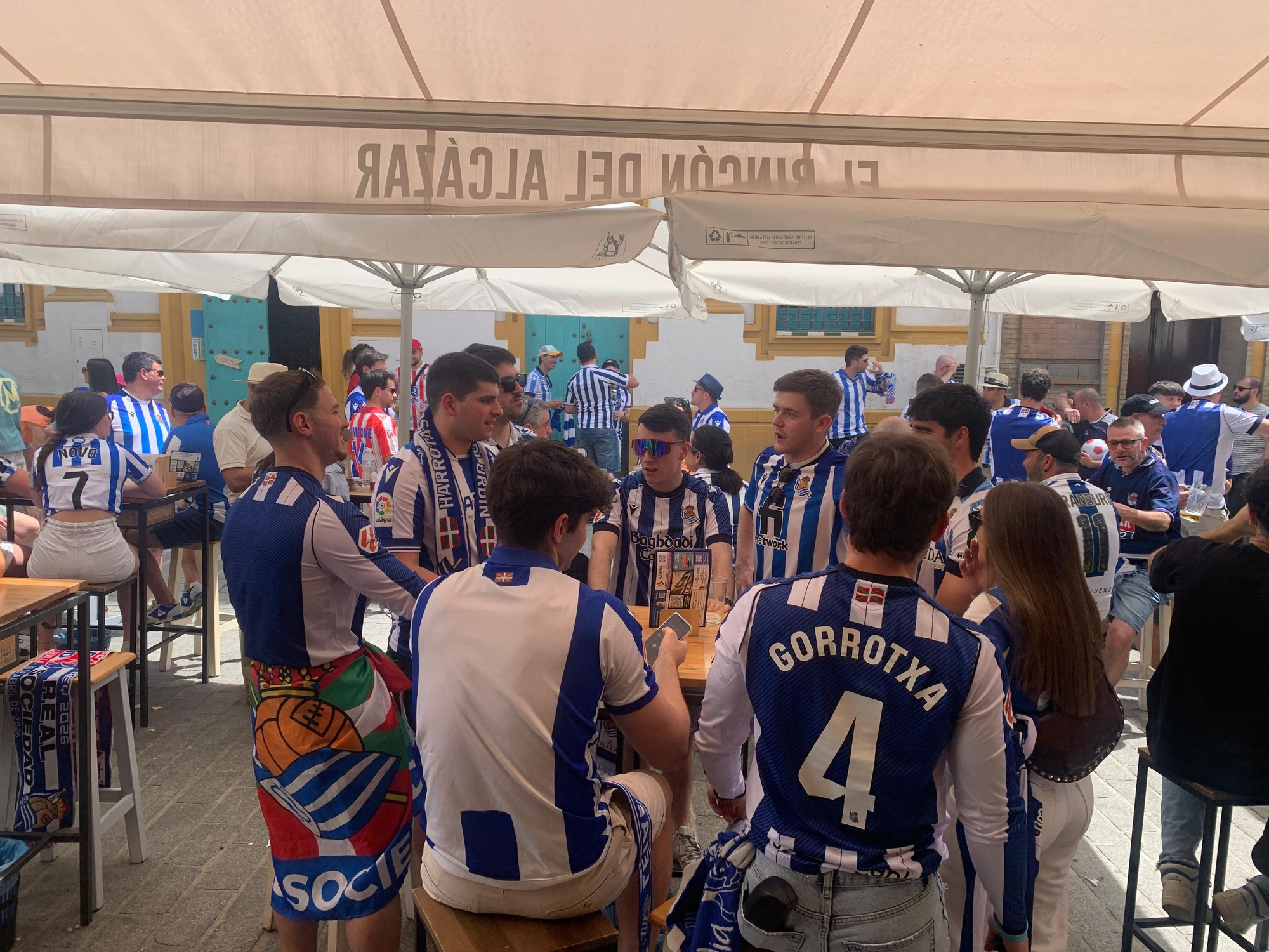 Aficionados de la Real Sociedad tiñen Sevilla de txuri-urdin en la previa de la final de la Copa del Rey.