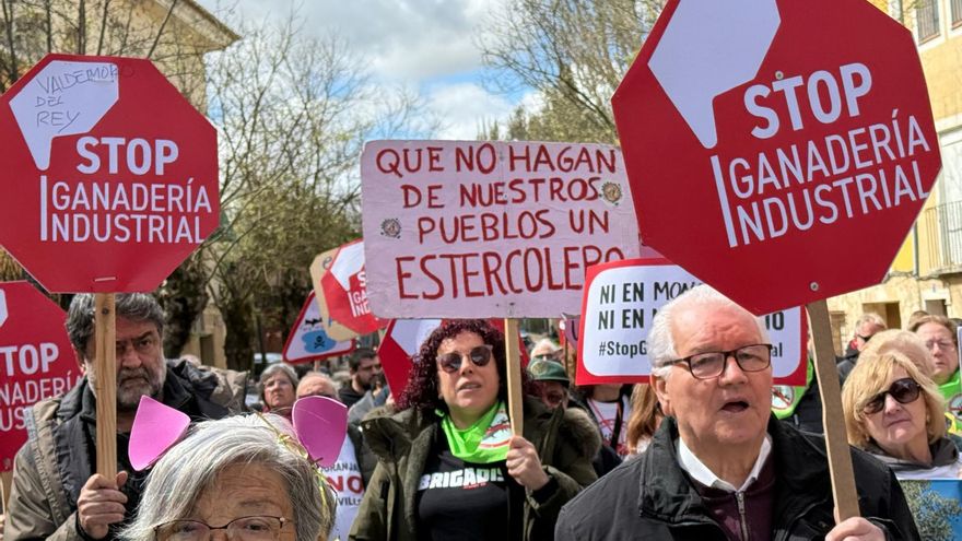 Protesta contra las macrogranjas en plena Semana Santa en Cuenca: "Son una bomba medioambiental y sanitaria"